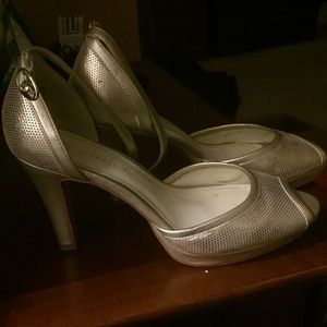 Goegeous platform heel in platinum color.